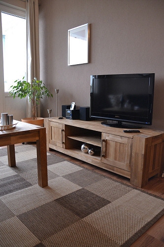 großer Flatscreen mit Musikanlage