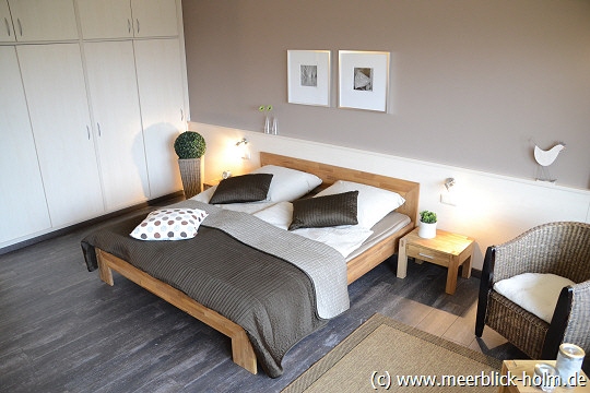 Doppelbett und Kleiderschrank